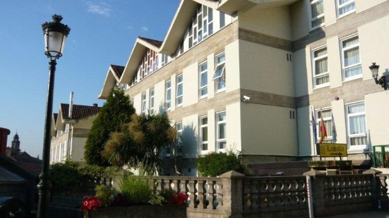 Foto hostal entrada con flores 768x432