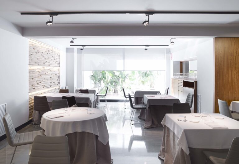Lluerna Restaurant7 scaled 1 768x526